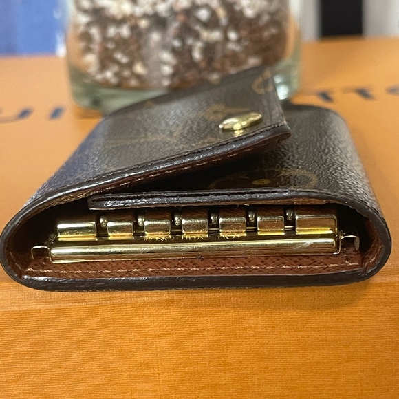 Louis Vuitton 6 key holder - Picture 8 of 13